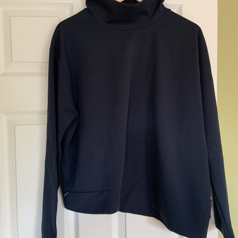Kit and Ace Serenity pull over. Great condition. Size L.